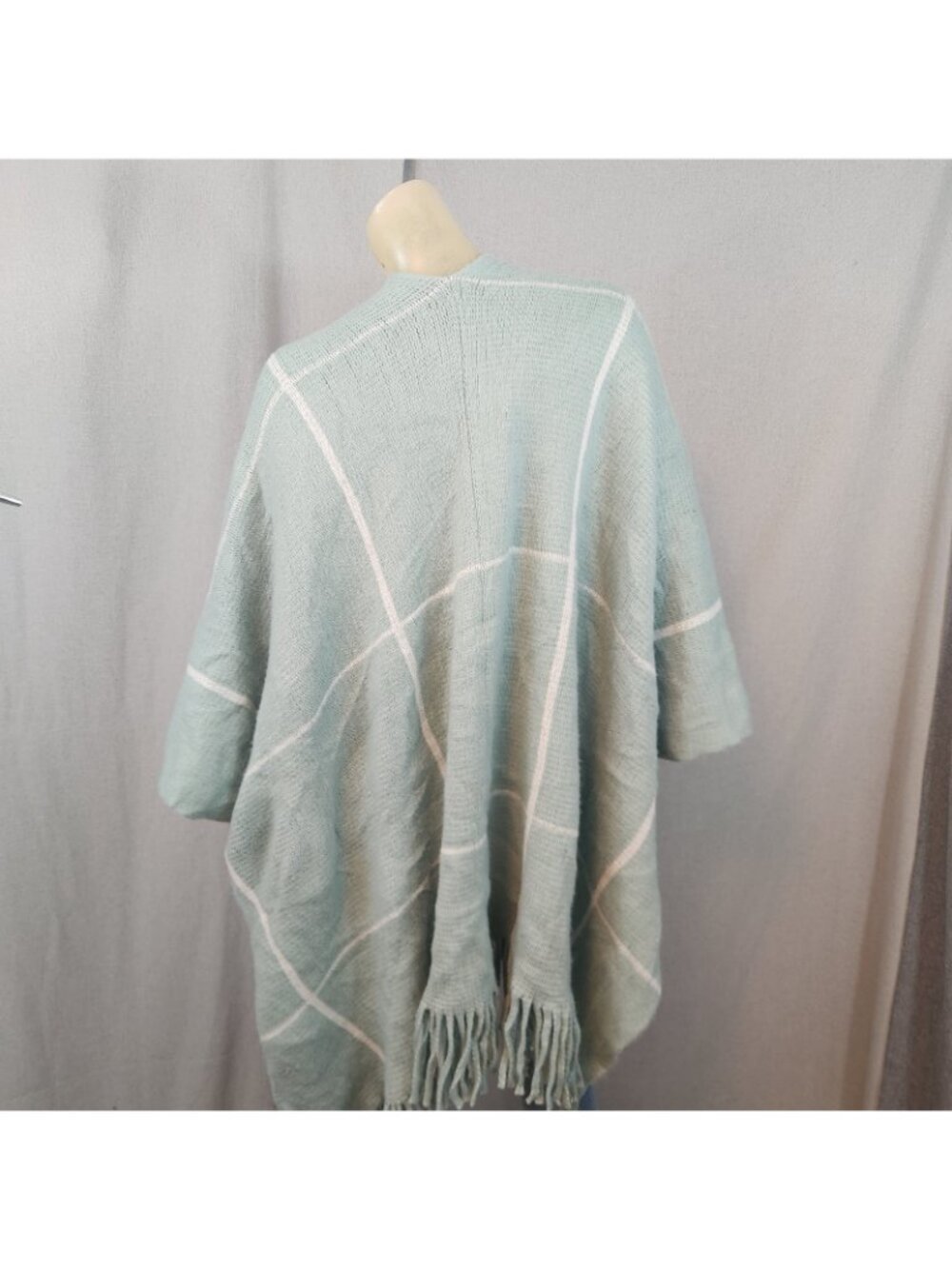 Vince Camuto Light Green Checks Poncho Style Knit Sweater w Fringe ONE SIZE USED - Picture 4 of 9